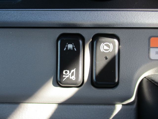 MITSUBISHI CANTER 2023