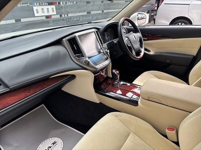 TOYOTA CROWN MAJESTA HYBRID 2016