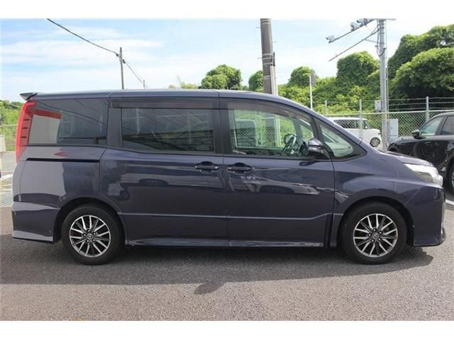 TOYOTA NOAH 2015