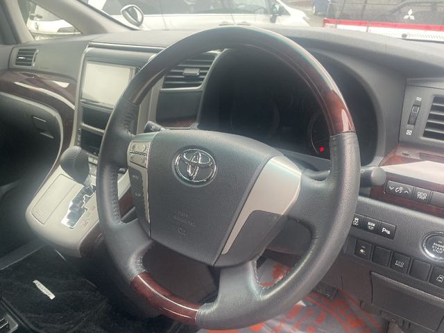 TOYOTA VELLFIRE 2013