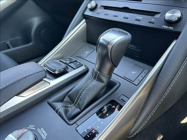 TOYOTA LEXUS IS200t 2017