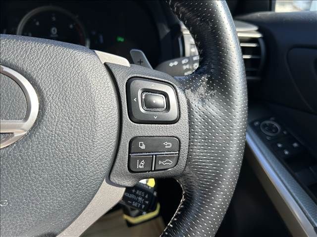 TOYOTA LEXUS IS200t 2017