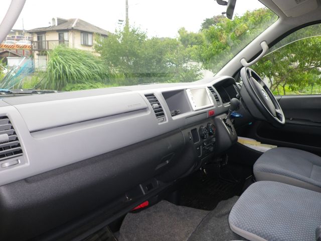 TOYOTA HIACE COMMUTER 2010