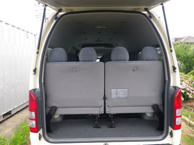 TOYOTA HIACE COMMUTER 2010