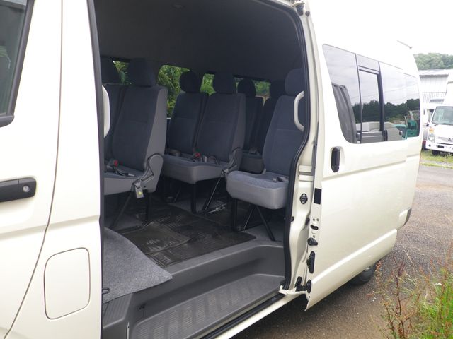 TOYOTA HIACE COMMUTER 2010