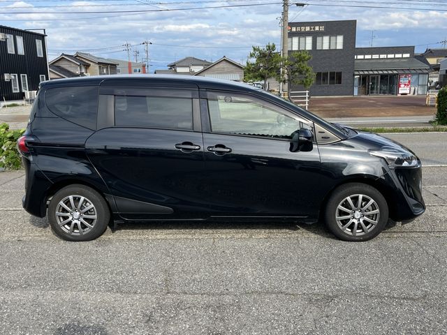 TOYOTA SIENTA HYBRID 2021