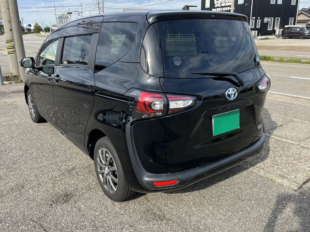 TOYOTA SIENTA HYBRID 2021