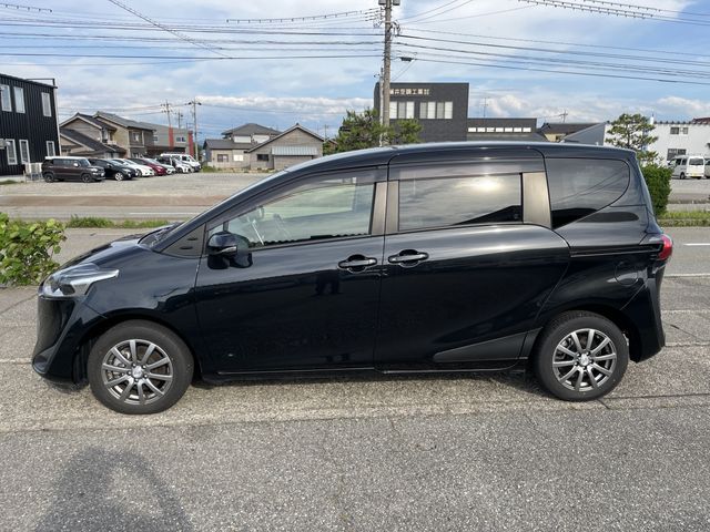 TOYOTA SIENTA HYBRID 2021