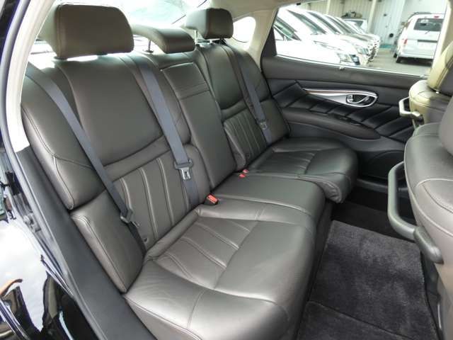 NISSAN CIMA HYBRID 2017