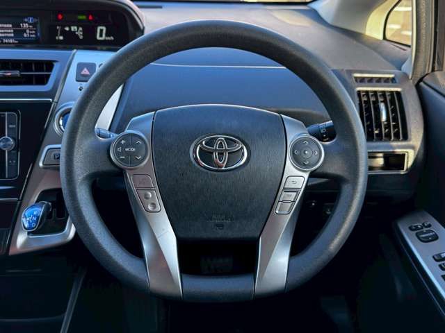 TOYOTA PRIUS Alpha 2015