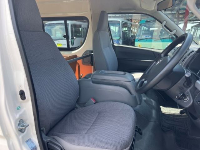 TOYOTA HIACE COMMUTER 2010