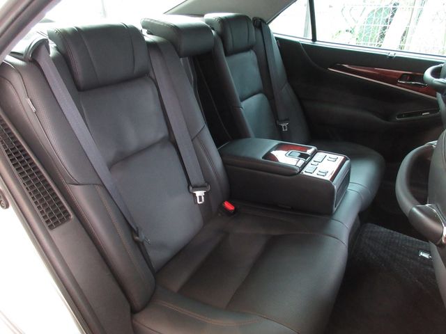 TOYOTA CROWN MAJESTA HYBRID 2016