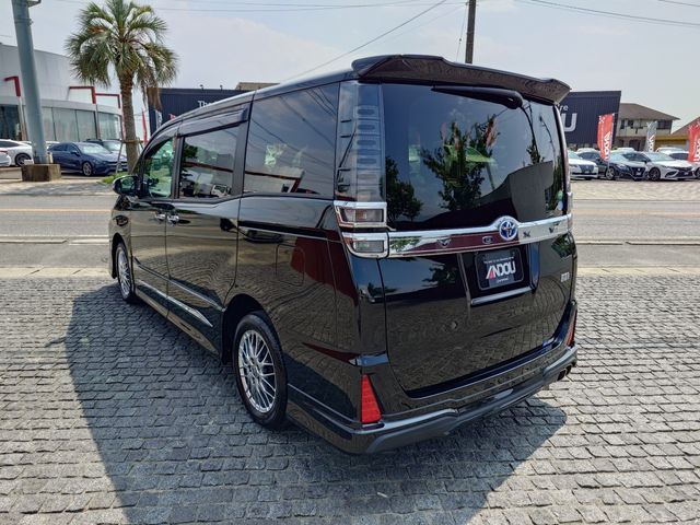 TOYOTA VOXY HYBRID 2020