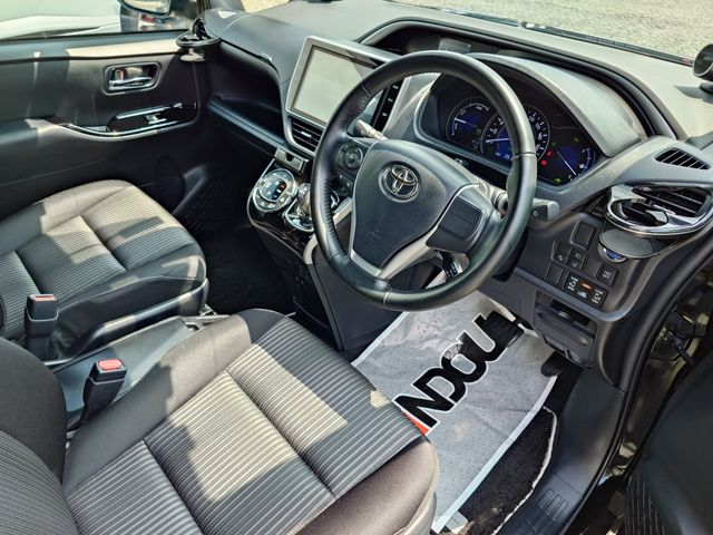 TOYOTA VOXY HYBRID 2020