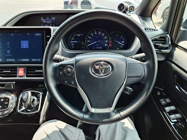 TOYOTA VOXY HYBRID 2020