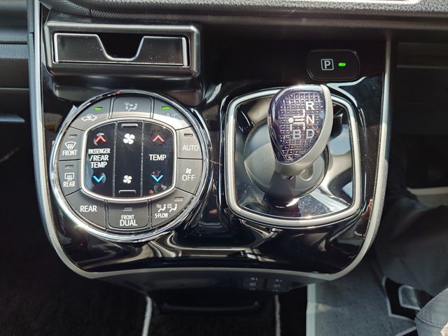 TOYOTA VOXY HYBRID 2020