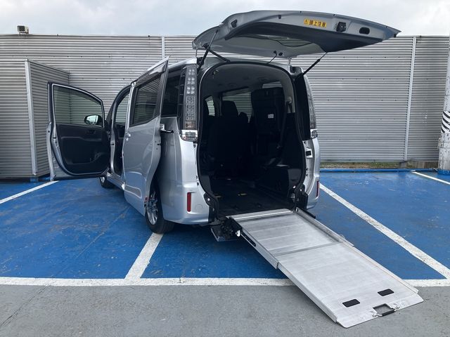 TOYOTA VOXY 4WD 2014