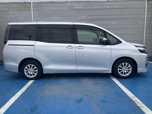 TOYOTA VOXY 4WD 2014