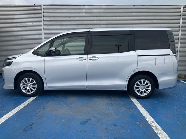 TOYOTA VOXY 4WD 2014