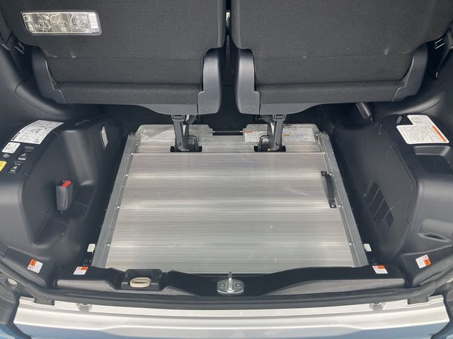 TOYOTA VOXY 4WD 2014