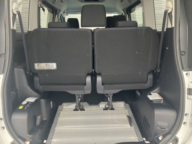 TOYOTA VOXY 4WD 2014