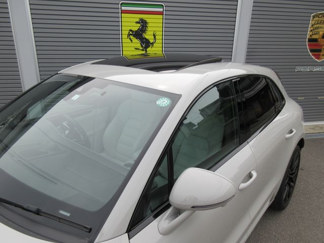 PORSCHE PORSCHE Macan 2023