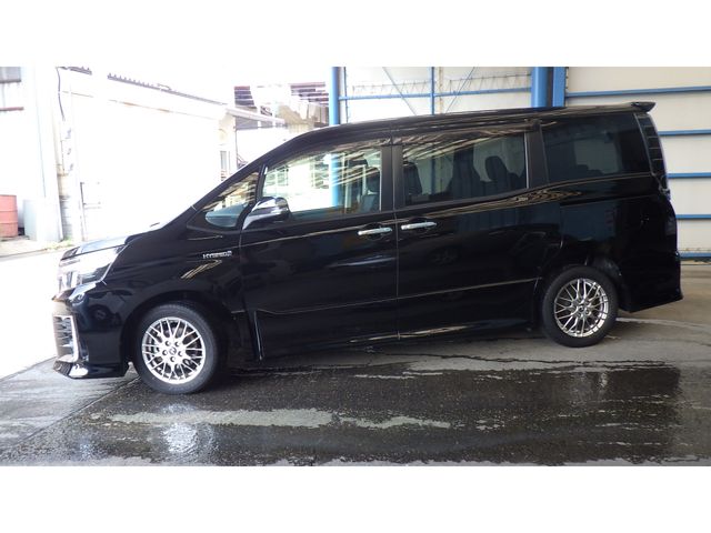 TOYOTA VOXY HYBRID 2016