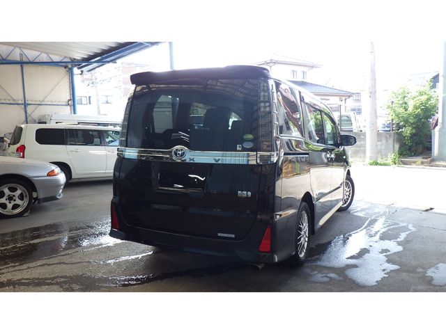 TOYOTA VOXY HYBRID 2016