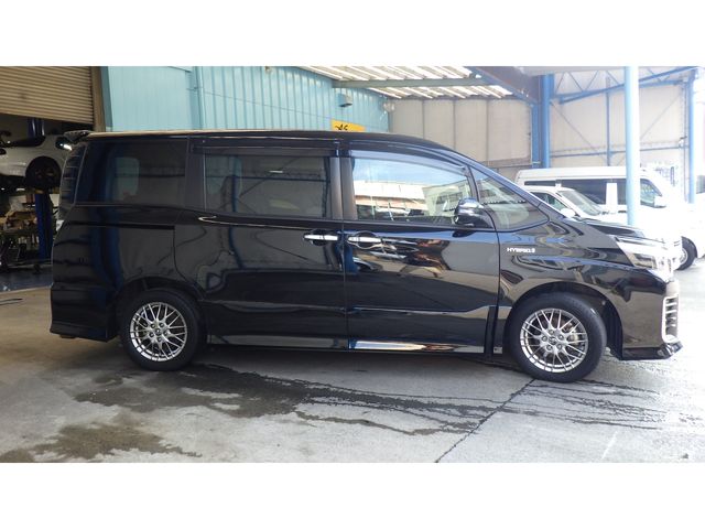 TOYOTA VOXY HYBRID 2016