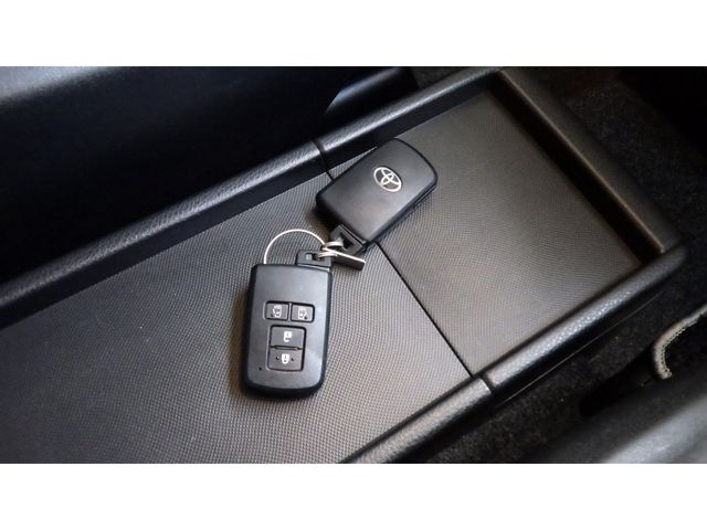 TOYOTA VOXY HYBRID 2016