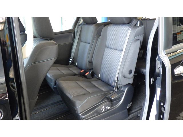 TOYOTA VOXY HYBRID 2016