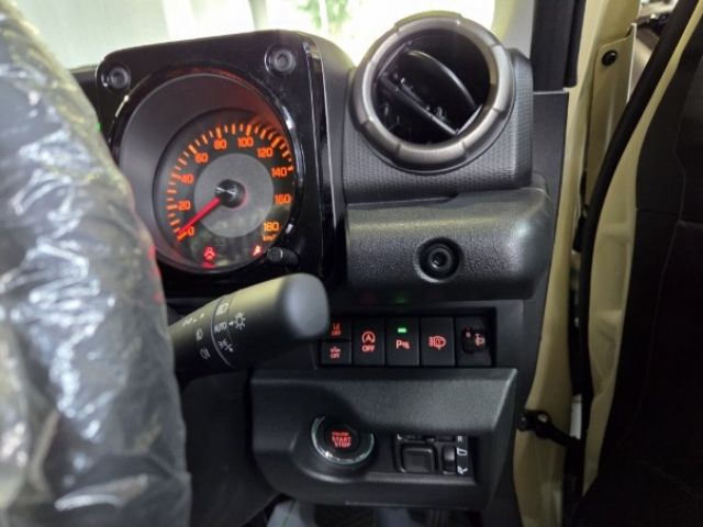 SUZUKI JIMNY NOMADE 2025