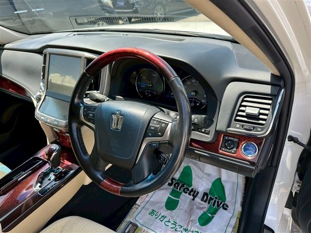 TOYOTA CROWN MAJESTA HYBRID 4WD 2015