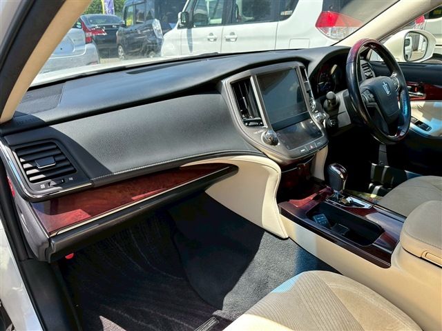 TOYOTA CROWN MAJESTA HYBRID 4WD 2015