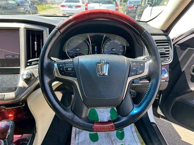 TOYOTA CROWN MAJESTA HYBRID 4WD 2015