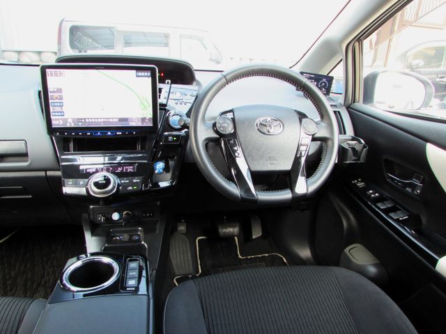 TOYOTA PRIUS Alpha 2016