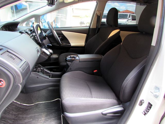 TOYOTA PRIUS Alpha 2016