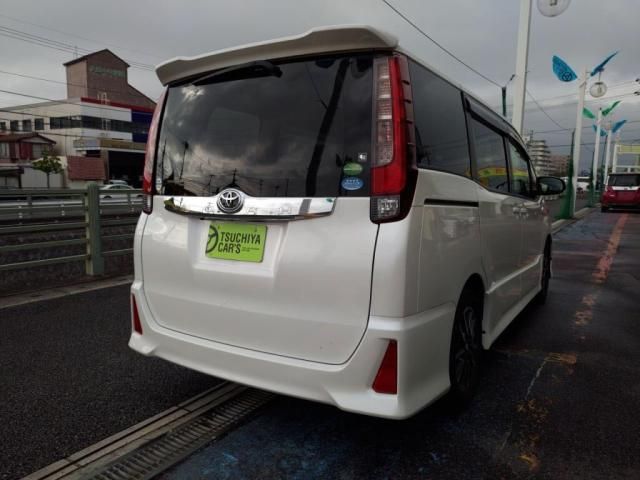 TOYOTA NOAH 2015