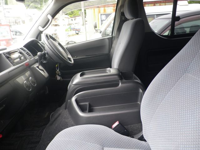 TOYOTA HIACE COMMUTER 2012