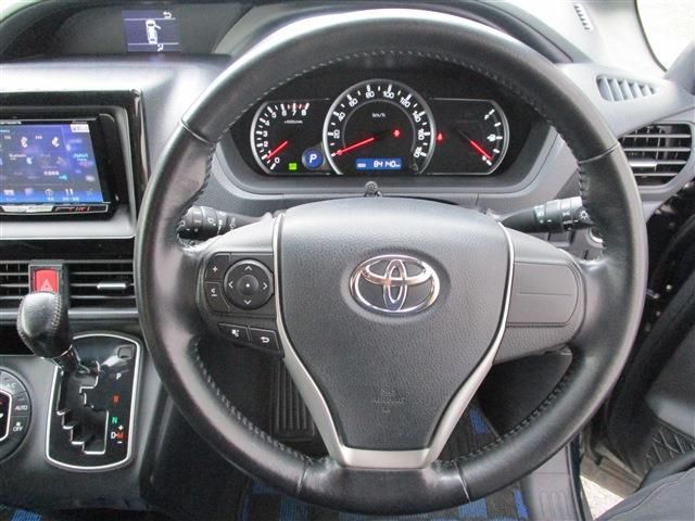 TOYOTA VOXY 2014
