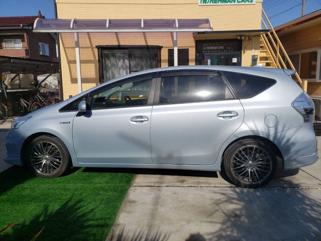 TOYOTA PRIUS Alpha 2013