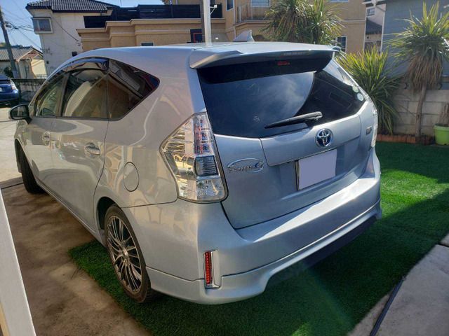 TOYOTA PRIUS Alpha 2013