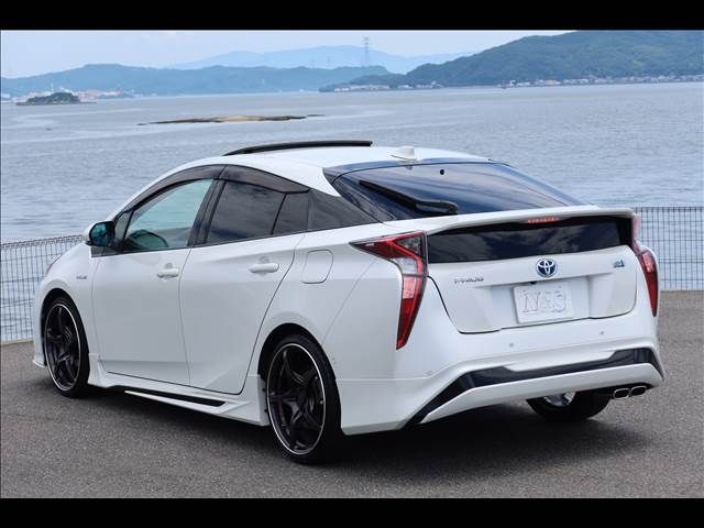 TOYOTA PRIUS 2016