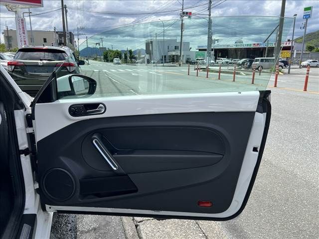 VOLKSWAGEN VOLKSWAGEN The BEETLE 2012