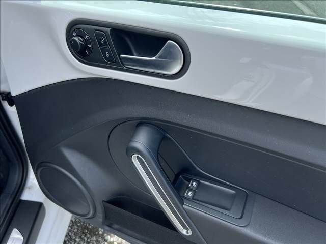 VOLKSWAGEN VOLKSWAGEN The BEETLE 2012