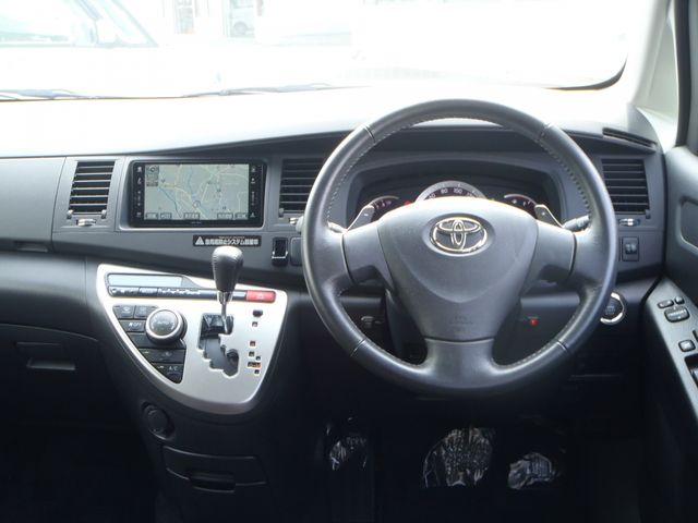 TOYOTA Isis 2011