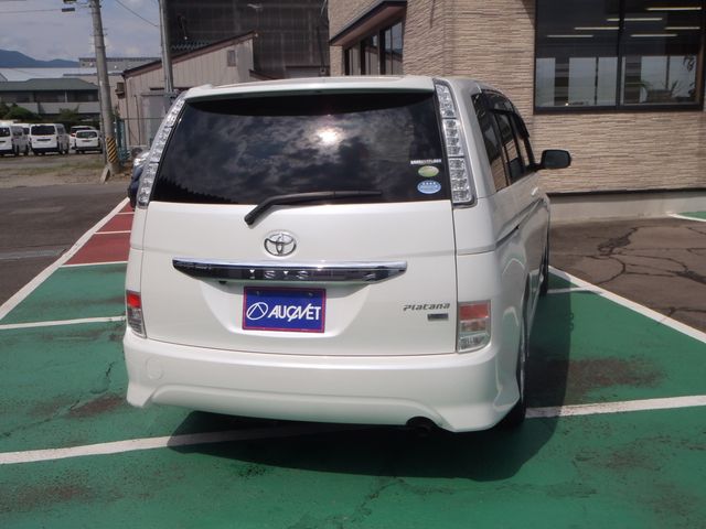 TOYOTA Isis 2011