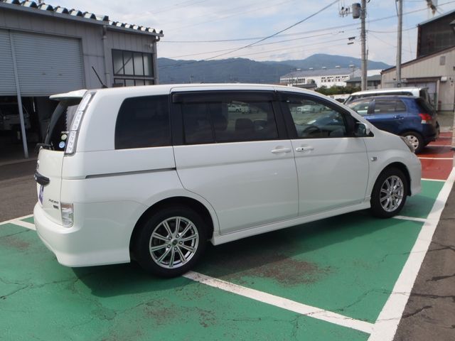 TOYOTA Isis 2011