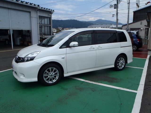 TOYOTA Isis 2011