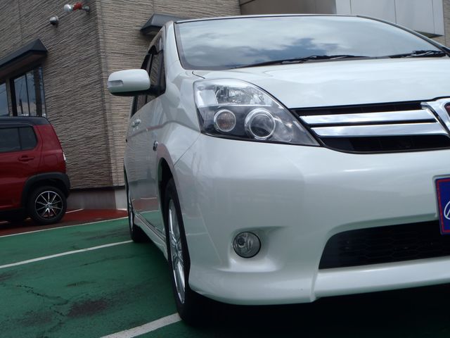 TOYOTA Isis 2011
